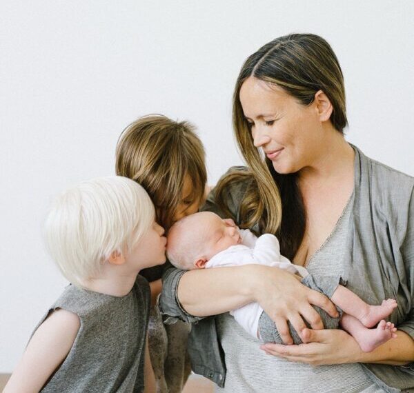 Baby voor de gek gehouden vanwege wit haar – jaren later is hij volledig gezond…